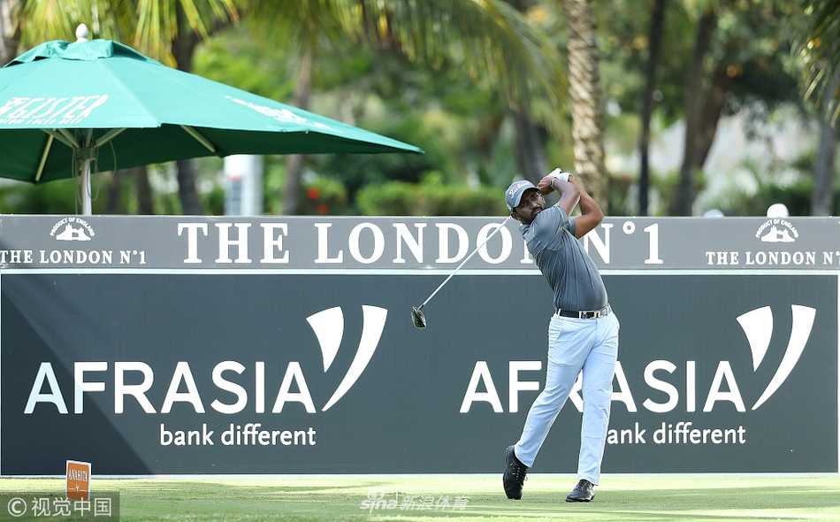 美国球手库尔特·北山在毛里求斯公开赛次轮中优雅挥杆，背景是毛里求斯四季高尔夫俱乐部郁郁葱葱的球道与远山