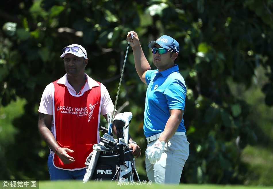 领先球手库尔特·北山在毛里求斯公开赛次轮中于球道上观察线路，神情专注而自信