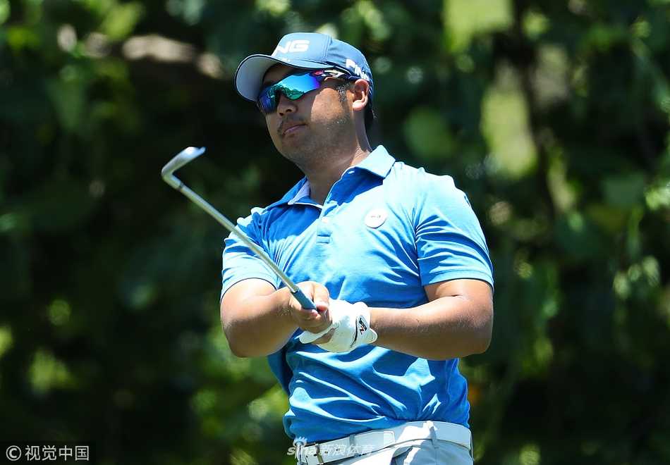 一位球手在毛里求斯公开赛次轮的果岭上仔细衡量推杆线路，果岭坡度与远处海景清晰可见