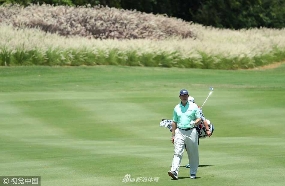 库尔特·北山在毛里求斯公开赛次轮开球，身形舒展，白色球杆在绿色球场上划出一道优美弧线