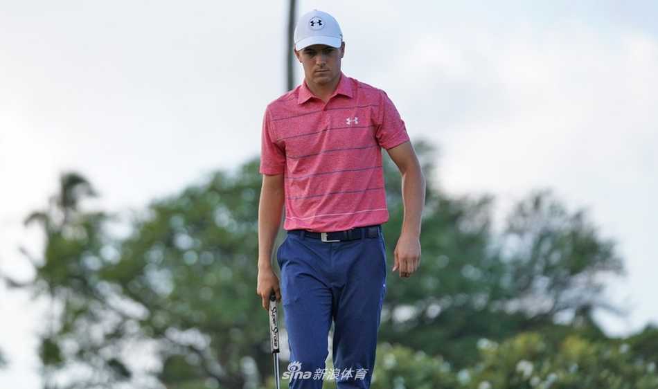 乔丹·斯皮思在比赛中露出认真思索的表情，他微微蹙眉，似乎正在评估果岭走势或思考下一杆策略。