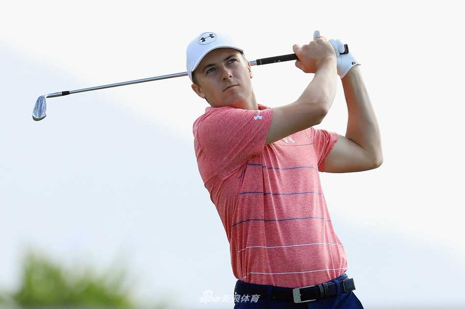 乔丹·斯皮思在开球台上准备击球，他神情专注地凝视远方，全身肌肉紧绷，正为关键一击做最后准备。