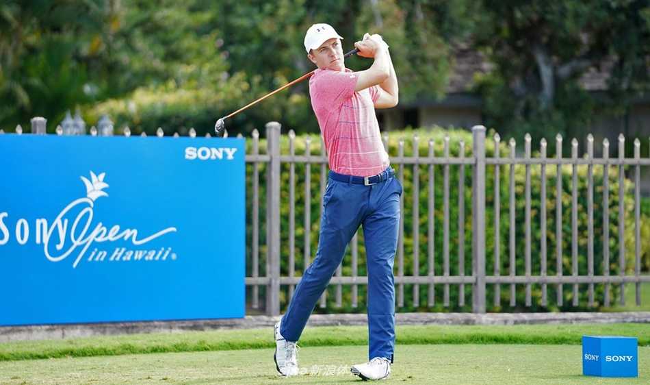 一名球员在瓦伊莱球场标志性的椰树下完成沙坑救球，沙粒飞溅，展现高超的短杆技巧。