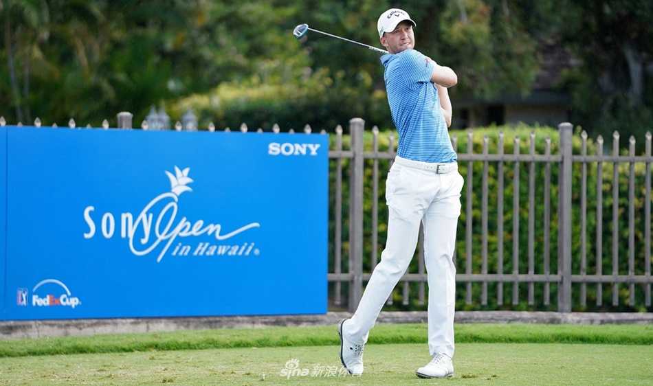 传奇球童‘骨头’吉姆·马凯在果岭边与贾斯汀·托马斯交流，他手指向推击线路，正在提供关键的建议。