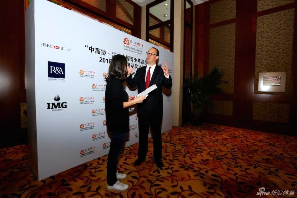 中高协与汇丰银行代表在发布会现场亲切交流，共同谋划青少年高尔夫发展的未来蓝图