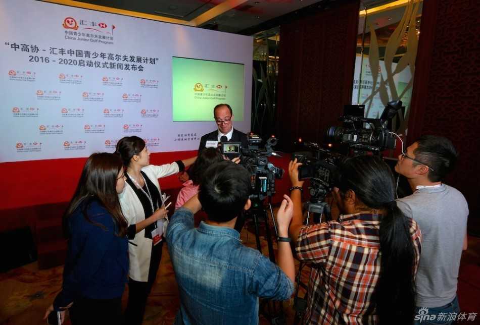 现场媒体记者踊跃提问，长枪短炮记录下发布会的重要时刻