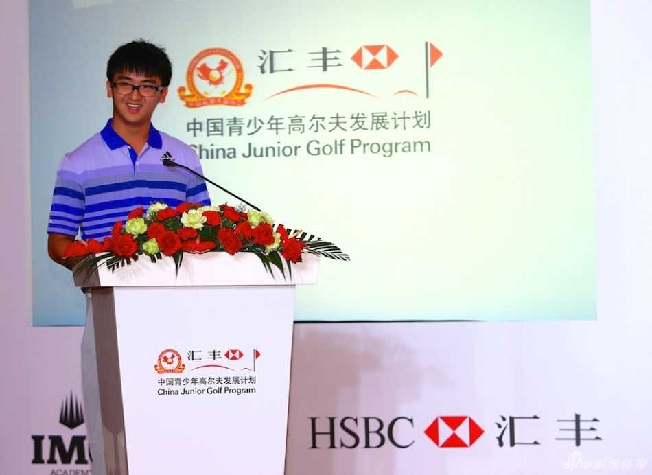 会议进行中，各位嘉宾聚精会神地聆听关于青少年高尔夫发展的重要报告与规划