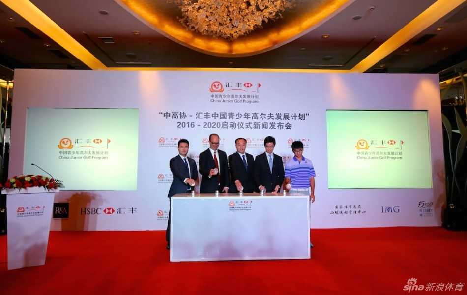 媒体签到处秩序井然，工作人员热情接待前来报道这一体坛盛事的各方记者