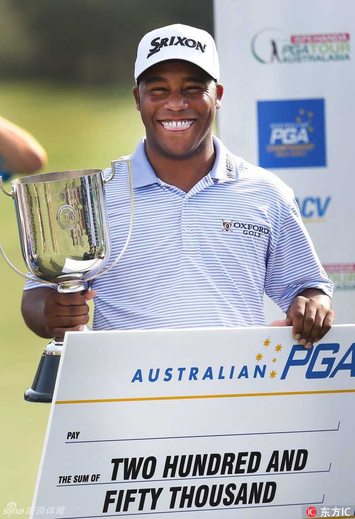 赛事冠军支票的特写镜头，上面清晰地写着二十五万澳元的金额，象征着荣誉与肯定。