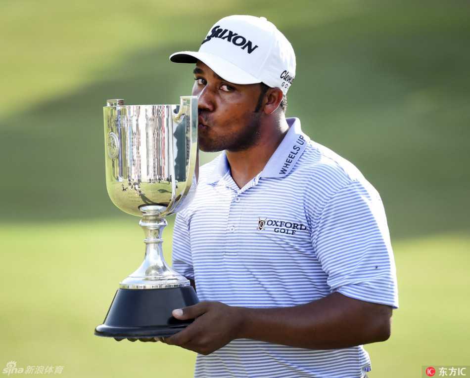 哈罗德·瓦尔纳三世在决赛轮中全神贯注，准备挥出关键一杆，背景是典型的澳大利亚高尔夫球场风光。