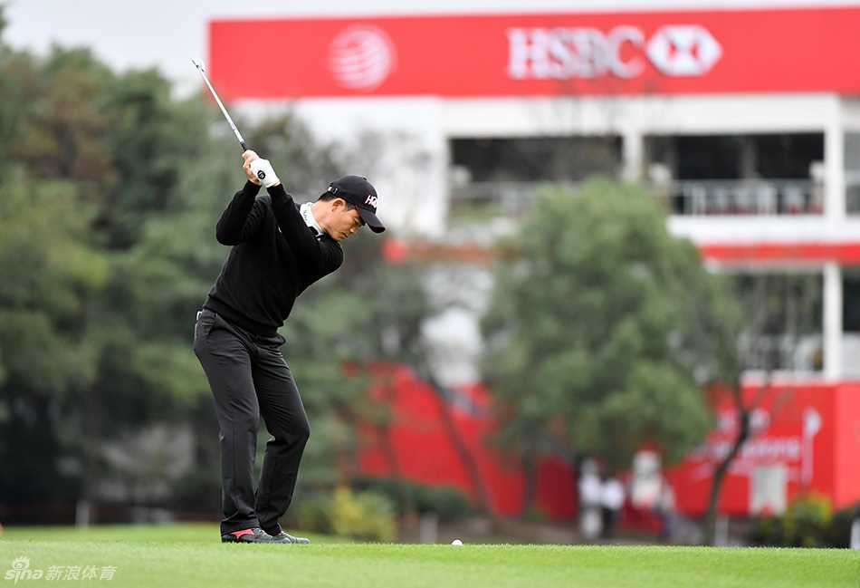 麦克罗伊在张新军同组下准备击球，两位不同背景的顶尖球员同框，构成了高尔夫全球化交流的经典画面。