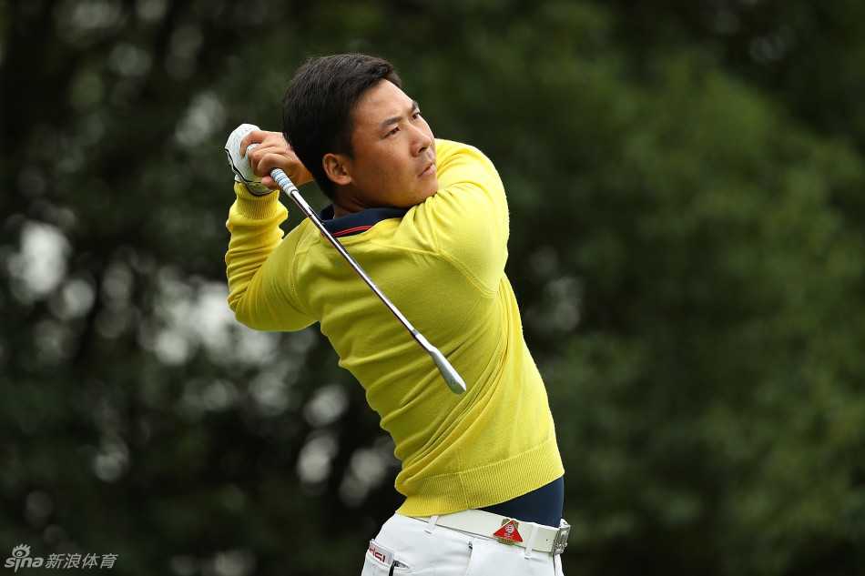 张新军在赛场上全力挥杆的瞬间，身体力量完全释放，动态画面展现了高尔夫运动的力与美。