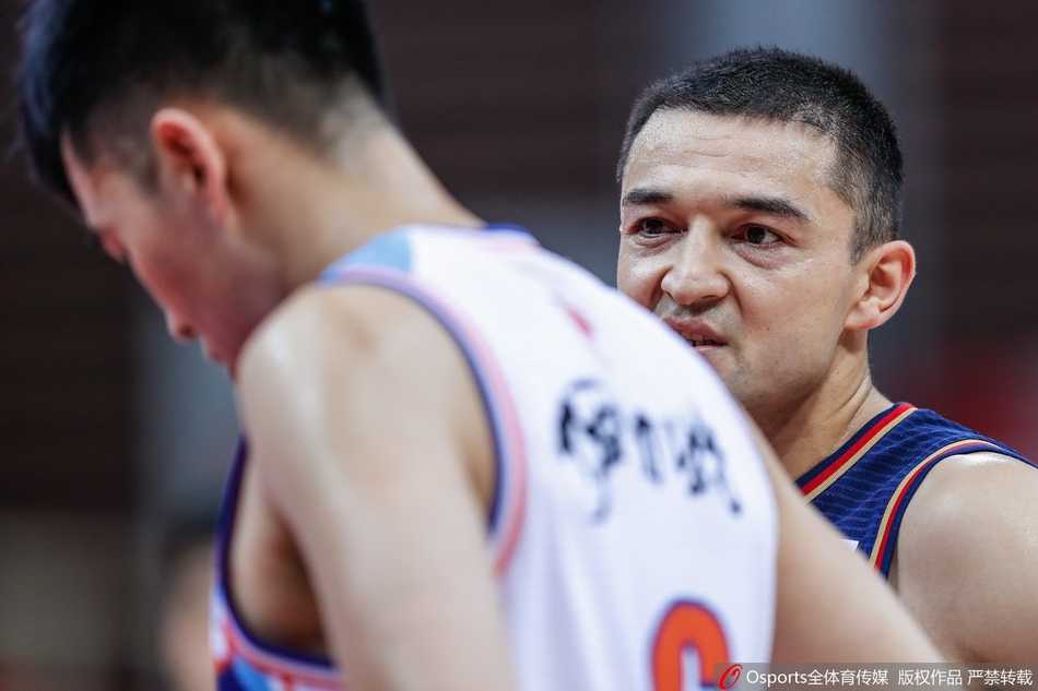 曾令旭犹如中场魔术师，一记纵贯全场的长传撕裂同曦防线，为快下的队友架起通往篮筐的桥梁，瞬间的攻防转换令人窒息。