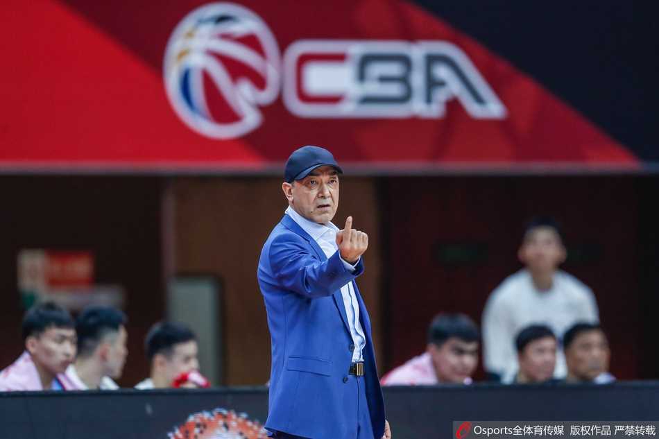 终场哨响，周琦与西热力江在中圈相遇，相视一笑泯恩仇，两人紧紧相拥，曾经的袍泽之情在这一刻超越了比赛的胜负。