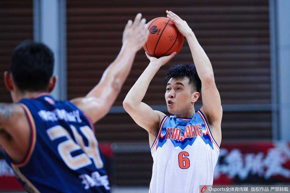 万圣伟用经典的“迷踪步”晃开防守，在周琦的巨掌封盖之前用柔和的手感挑篮命中，这一球是技巧与高度的完美对话。