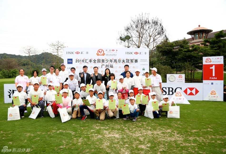 胜利的汇聚：汇丰青少年赛郑州站全体冠军选手手持奖杯，在绿茵场上绽放自豪笑容的珍贵大合影