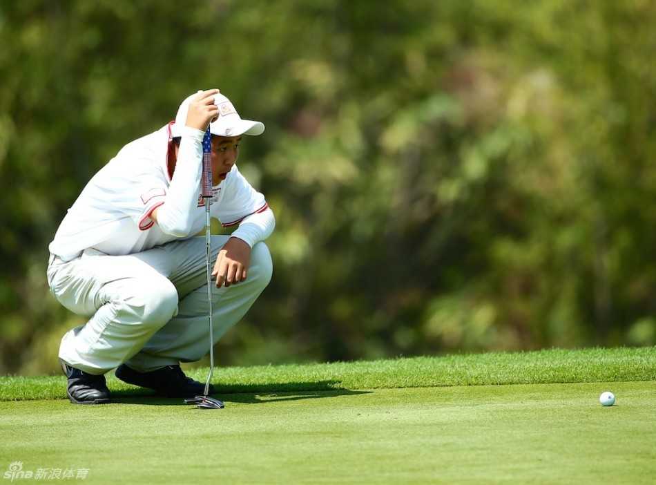 果岭上的思考者：李林强在击球前仔细观察果岭起伏，进行周密策划，展现未来冠军的潜质