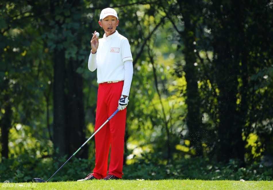 友谊与共享：比赛之余，小球员李祺与梁恩旗轻松互动，分享心得，体现了赛场下的深厚情谊