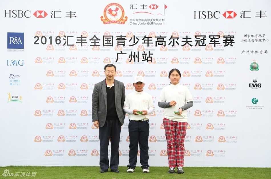 果岭边的未来之星：少年陈沛成自信地站在果岭旁，目光眺望远方，仿佛在展望高尔夫之路的广阔前景