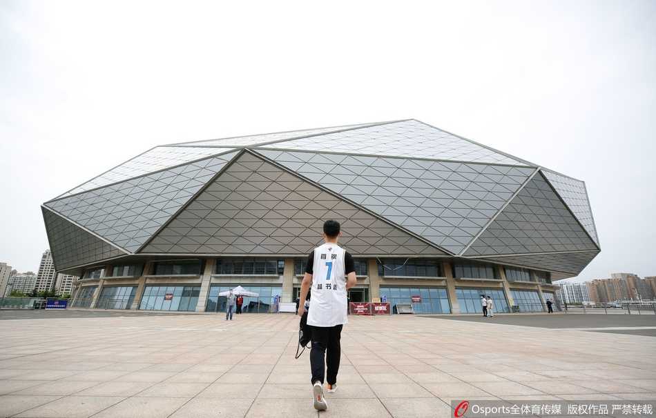 场边广告牌上写着‘同心抗疫’，背景里虽然观众不多，但他们举起的手机灯光像星星一样，点亮了复赛后的赛场。