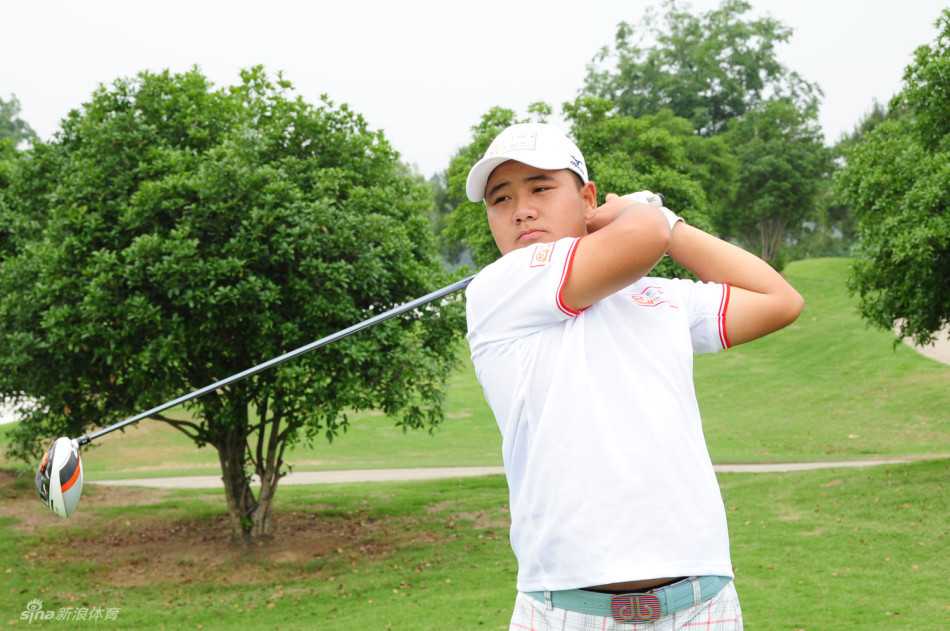 陈锋完成一记完美的收杆动作，身体重心平衡，姿态优雅地望向球飞行的方向。