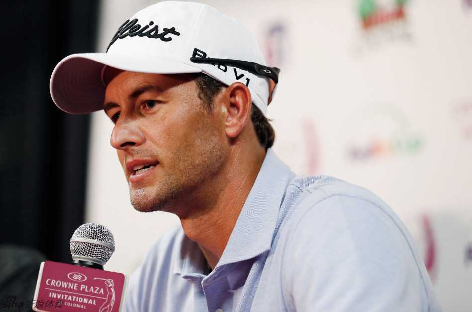 亚当·斯科特凝望远方，眼神中透露出冠军的坚定与执着