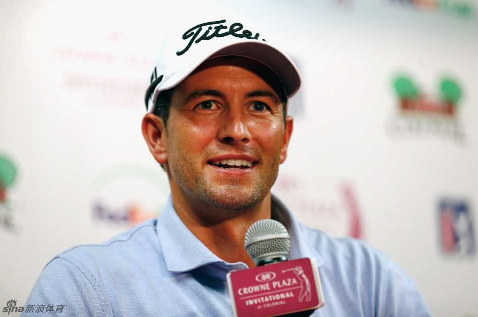 亚当·斯科特与团队举杯相庆，共享登顶世界之巅的喜悦瞬间