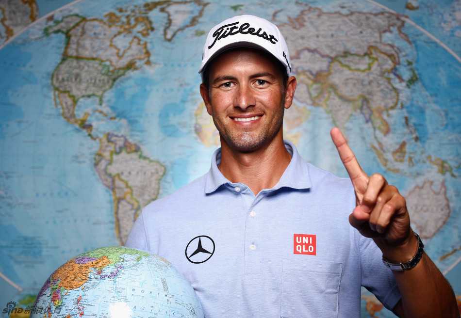 亚当·斯科特高举手指做出第一手势，身后是无数见证历史的镜头与目光