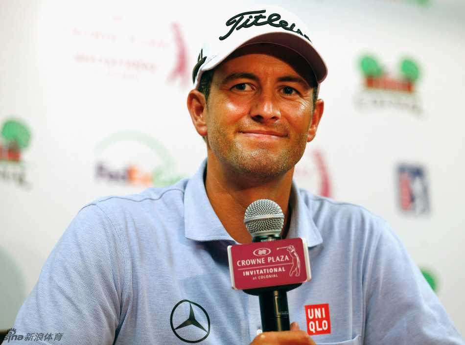 斯科特手捧地球仪微笑凝视，象征着高尔夫世界版图因他而改变