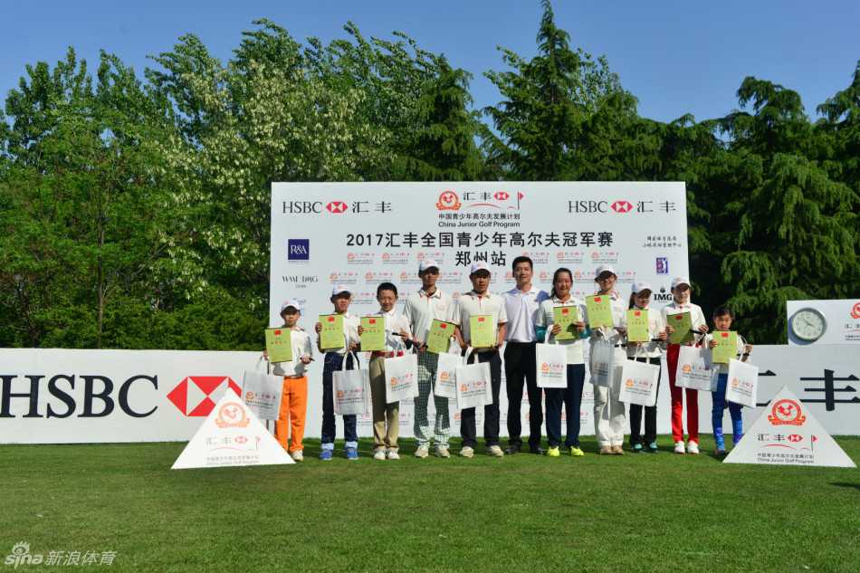 冠军高举闪亮的奖杯，笑容与奖杯的光芒相互辉映，背后是掌声与欢呼，这是对辛勤付出的最好加冕。