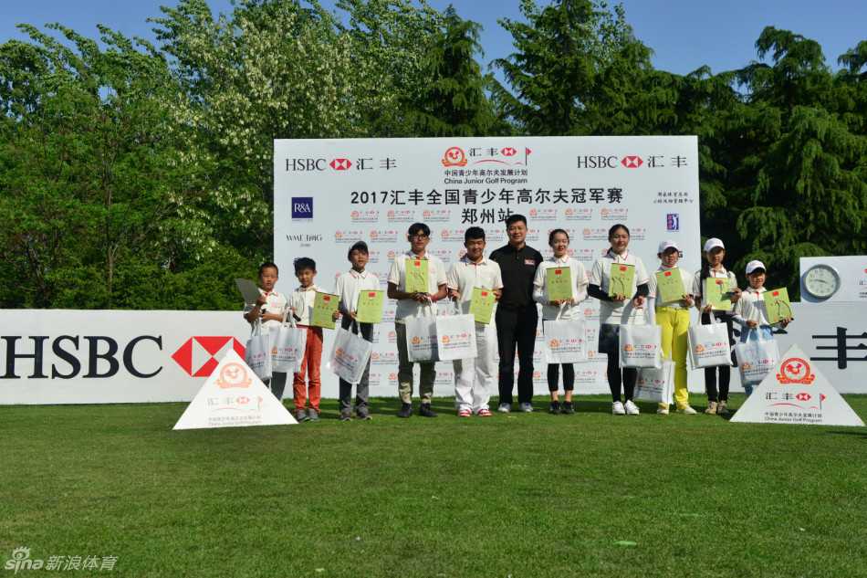 少女冠军安彤在果岭边弯下腰，用手指轻轻感受草纹的走向，阳光洒在她专注的侧脸上。