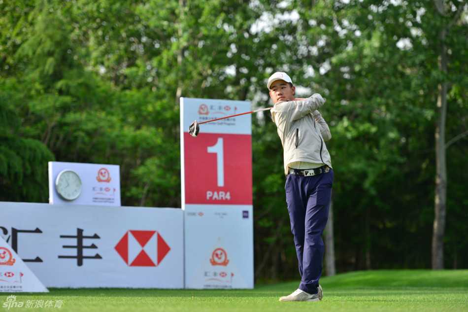 本场最有价值球员被队友们簇拥在中央，他手中紧握MVP奖杯，周围是真诚的祝贺与笑脸，诠释了竞技体育的荣耀与温情。