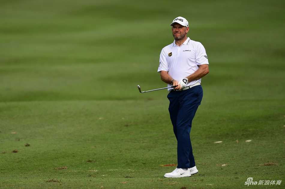 赛事举办地吉隆坡桑加纳高尔夫乡村俱乐部风景如画，绿意盎然的球道与蔚蓝天空相映成趣。