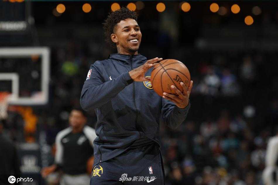 训练中的尼克杨眼神专注仿佛在审视新的战场他手中的篮球承载着广厦球迷此刻所有的希望与幻想