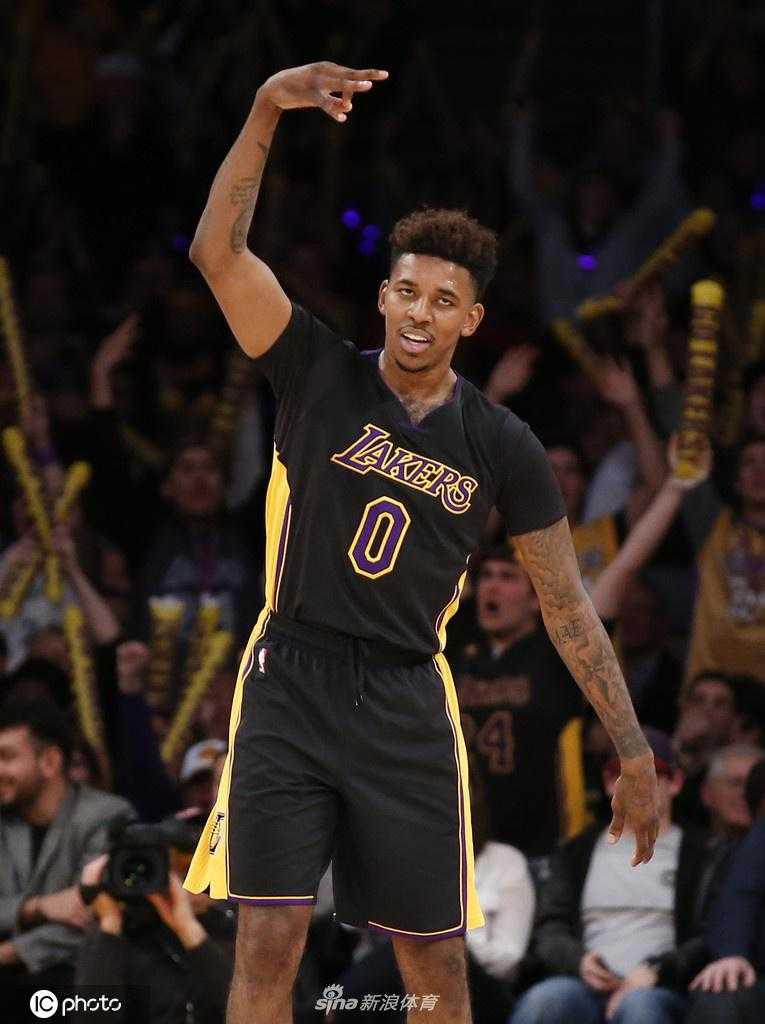 手握金杯的尼克杨脸上洋溢着夺冠的喜悦在勇士圆梦总冠军是他生涯最完美的注脚如今他将在CBA续写新篇