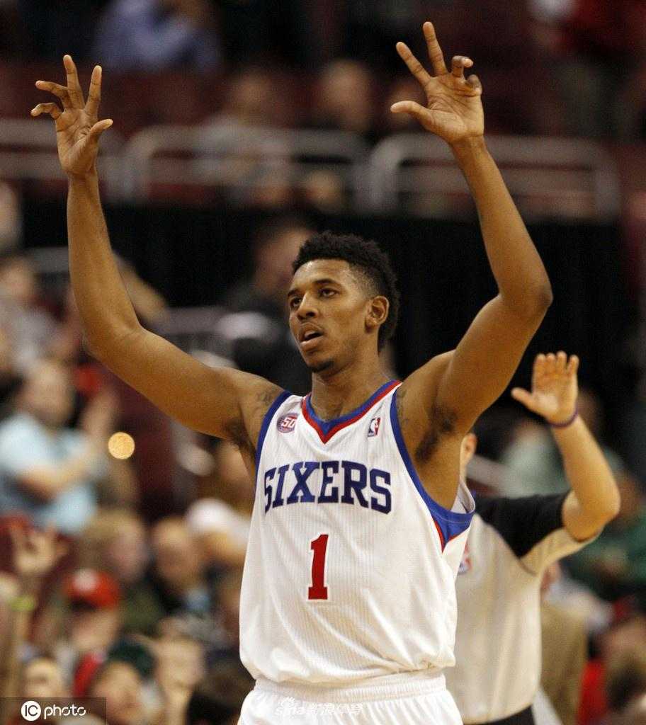 尼克杨著名的黑人问号脸表情包原型这次他的问号不再是困惑而是对未来CBA之旅的无限好奇与憧憬