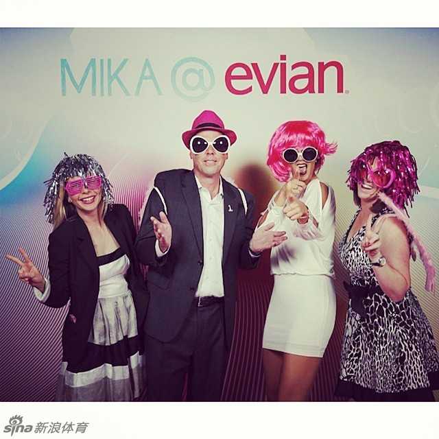 魏圣美顶着一头彩色乱发，涂着乌红唇膏，眼神叛逆，完美演绎摇滚朋克风格