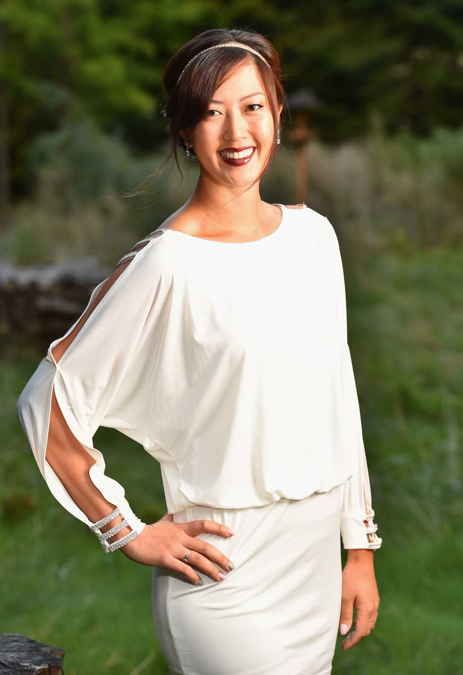 魏圣美涂着深色唇膏，眼神自信深邃，散发出如电影《罪恶之城》般的冷艳神秘气质