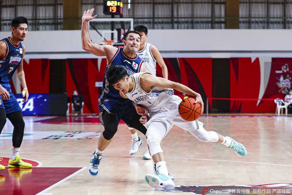 黄荣奇如利刃般撕裂同曦防线，跳起传球瞬间眼神坚毅