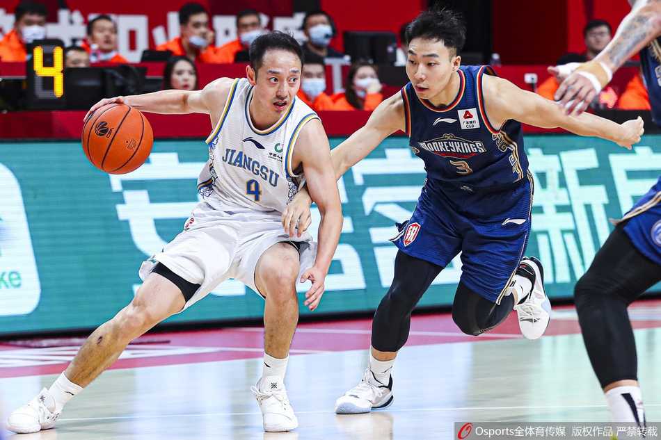 吴冠希在内线强起双手暴扣，力压防守球员展现中国长城风采