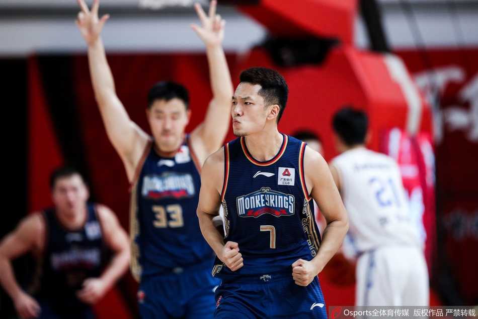 郑祺龙完成精彩扣篮后双手抓筐，脸上露出兴奋与自信的表情