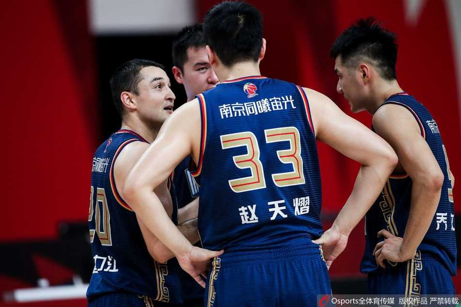 史鸿飞组织进攻手指向队友，运球过半场时从容不迫指挥战术