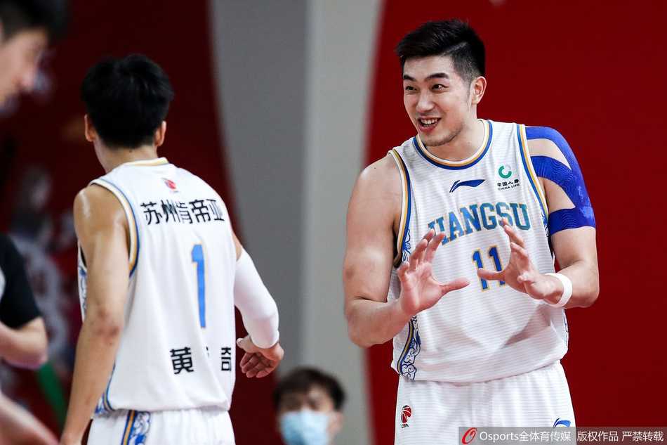 万圣伟篮下背身单打，利用梦幻脚步晃开防守后勾手投篮