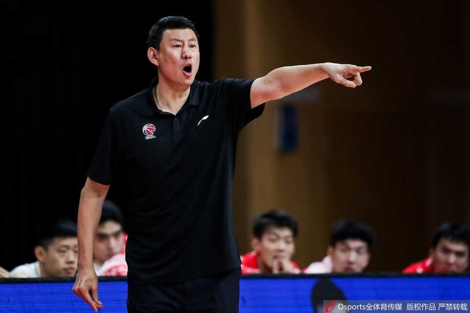 西热力江外线发炮三分出手，球离开指尖后仍保持完美跟随动作