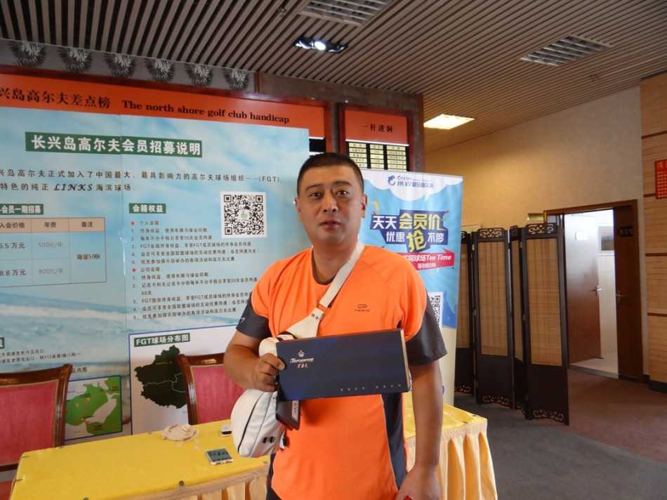 宽敞的球场会所内，宾客们聚在一起愉快交流，现场布置着醒目的活动标识，洋溢着轻松而高雅的活动气氛。