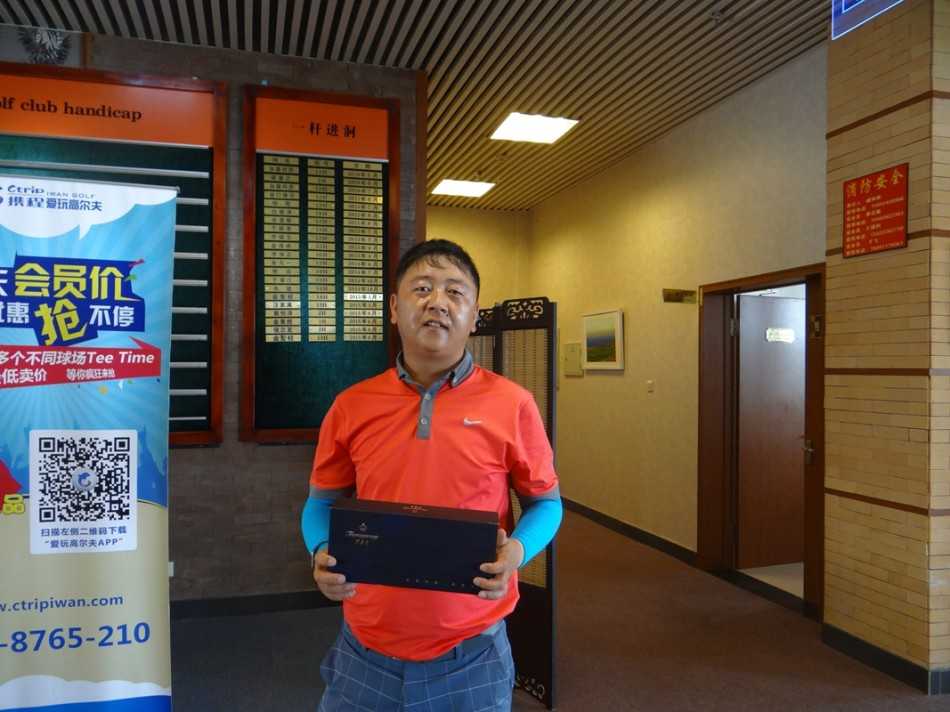 华丽的活动背景板前，两位优雅的女士手持芙蓉王礼盒微笑合影，礼盒包装精美，尽显高端与尊贵。