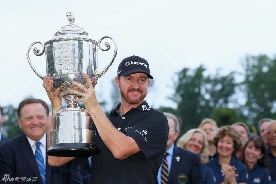 沃克尔深情亲吻沃纳梅克杯，职业生涯的梦想终于化为手中沉甸甸的实感。