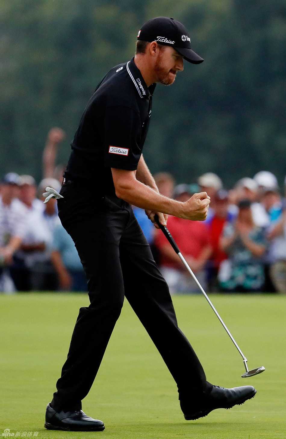 沃克尔的妻子在场边注视比赛，眼中充满了爱与紧张，是冠军背后最温柔的支撑力量。