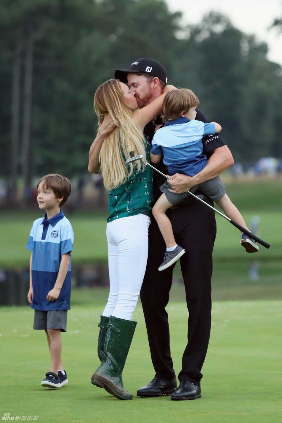 夺冠后，沃克尔与妻子在果岭旁相拥而笑，灿烂的笑容里写满了共享荣耀的幸福与激动。