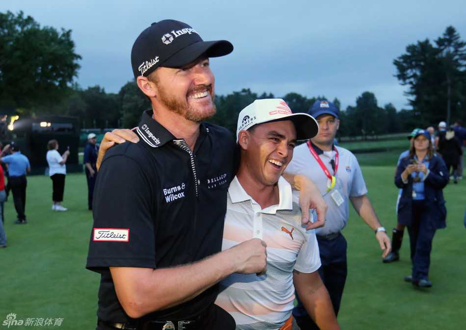 沃克尔屏息凝神，在果岭上仔细观察推击线路，决胜时刻的专注力展露无遗。